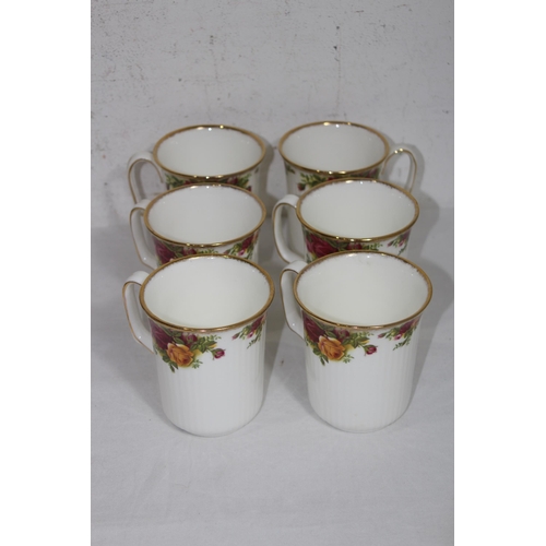 321 - ROYAL ALBERT OLD COUNTRY ROSE DINNER SERVICE