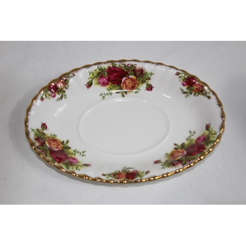 321 - ROYAL ALBERT OLD COUNTRY ROSE DINNER SERVICE