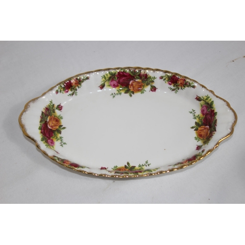 321 - ROYAL ALBERT OLD COUNTRY ROSE DINNER SERVICE