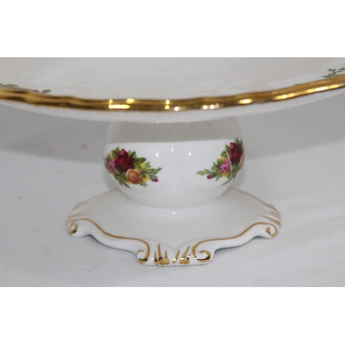 321 - ROYAL ALBERT OLD COUNTRY ROSE DINNER SERVICE