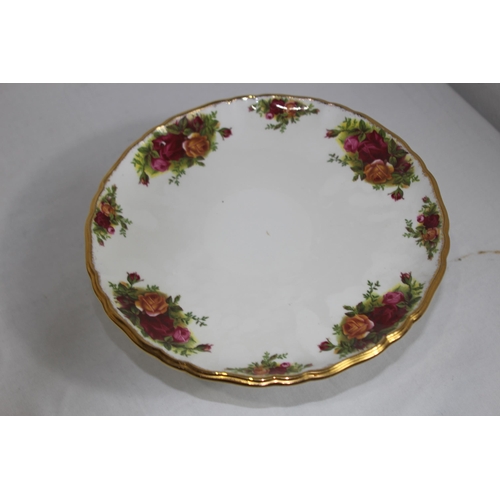 321 - ROYAL ALBERT OLD COUNTRY ROSE DINNER SERVICE