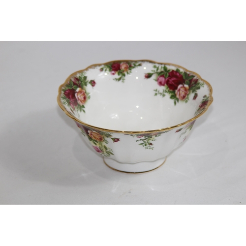 321 - ROYAL ALBERT OLD COUNTRY ROSE DINNER SERVICE