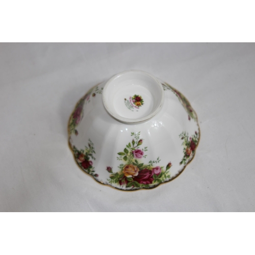 321 - ROYAL ALBERT OLD COUNTRY ROSE DINNER SERVICE