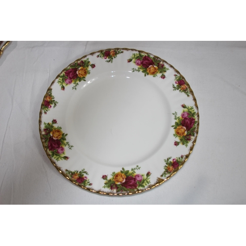 321 - ROYAL ALBERT OLD COUNTRY ROSE DINNER SERVICE