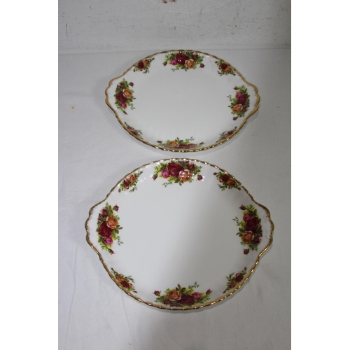 321 - ROYAL ALBERT OLD COUNTRY ROSE DINNER SERVICE