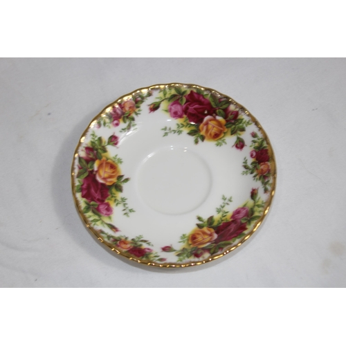 321 - ROYAL ALBERT OLD COUNTRY ROSE DINNER SERVICE