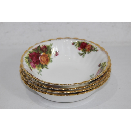 321 - ROYAL ALBERT OLD COUNTRY ROSE DINNER SERVICE