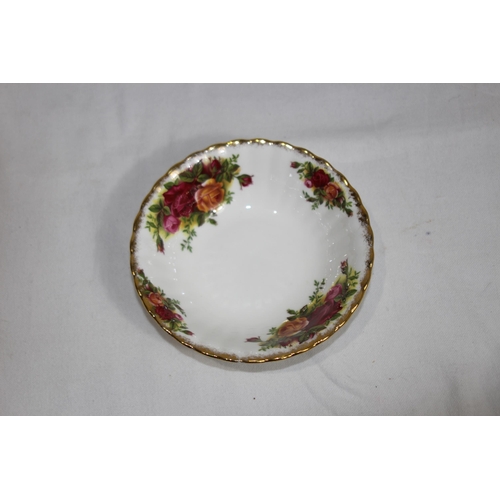 321 - ROYAL ALBERT OLD COUNTRY ROSE DINNER SERVICE