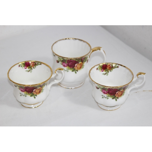 321 - ROYAL ALBERT OLD COUNTRY ROSE DINNER SERVICE