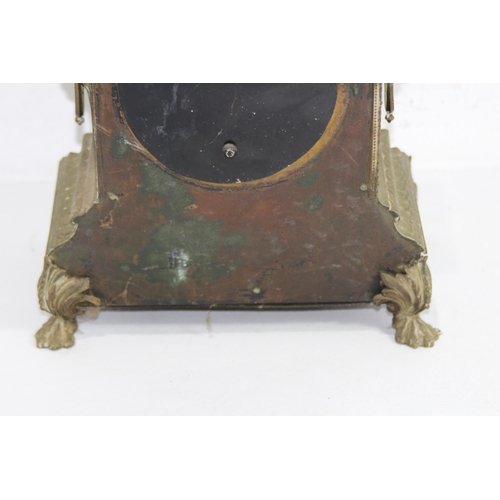 420 - ANTIQUE BRASS CLOCK
23 X 30 X 14CM