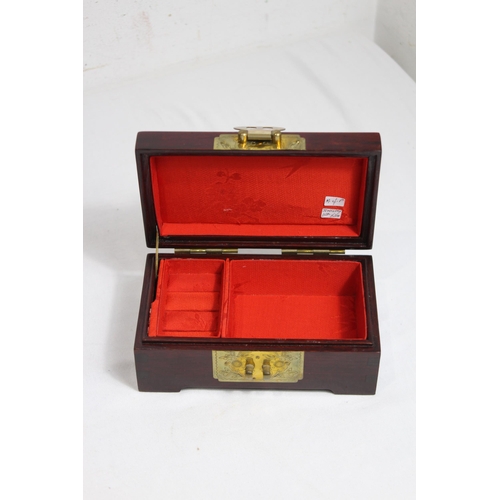 421 - QUANTITY OF VINTAGE BOXES x6
17 X 18 X 22CM