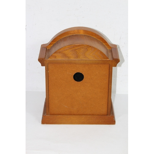 422 - QUANTITY OF CLOCKS AND BAROMETER x4
22 X 12 X 27CM