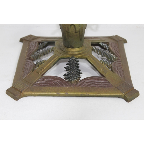 426 - ART DECO CHRISTMAS TREE STAND
24 X 24 X 13CM