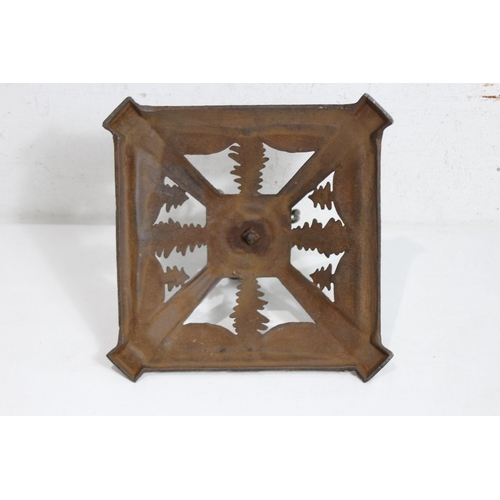 426 - ART DECO CHRISTMAS TREE STAND
24 X 24 X 13CM