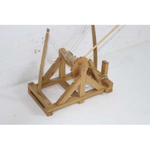 489 - DA VINCE MODEL CATAPULT
26 X 15 X 30CM