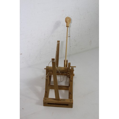 489 - DA VINCE MODEL CATAPULT
26 X 15 X 30CM