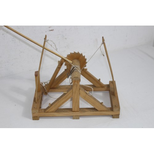 489 - DA VINCE MODEL CATAPULT
26 X 15 X 30CM