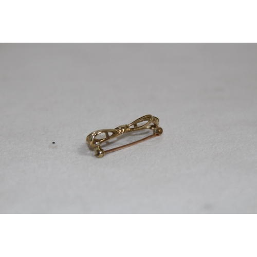 1196 - 9CT GOLD BROOCH - 3.85G