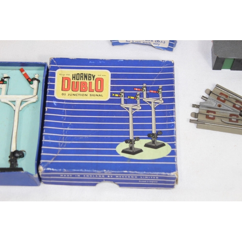 706 - HORNBY DUBLO BOXED SIGNALS WITH BUFFERS, SIGNAL BOX ETC