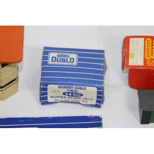 706 - HORNBY DUBLO BOXED SIGNALS WITH BUFFERS, SIGNAL BOX ETC