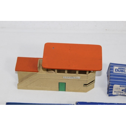 706 - HORNBY DUBLO BOXED SIGNALS WITH BUFFERS, SIGNAL BOX ETC