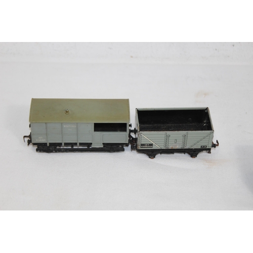 707 - QUANTITY OF HORNBY DUBLO ROLLING STOCK