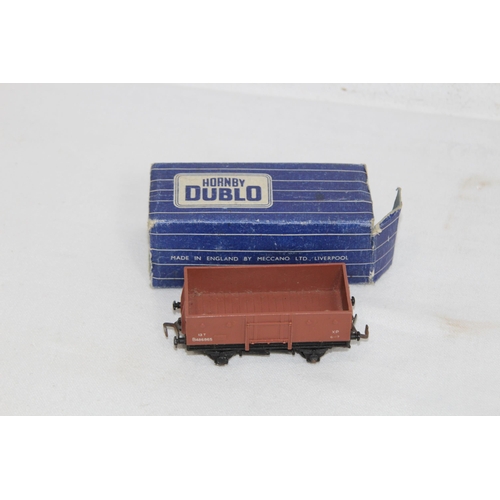 707 - QUANTITY OF HORNBY DUBLO ROLLING STOCK