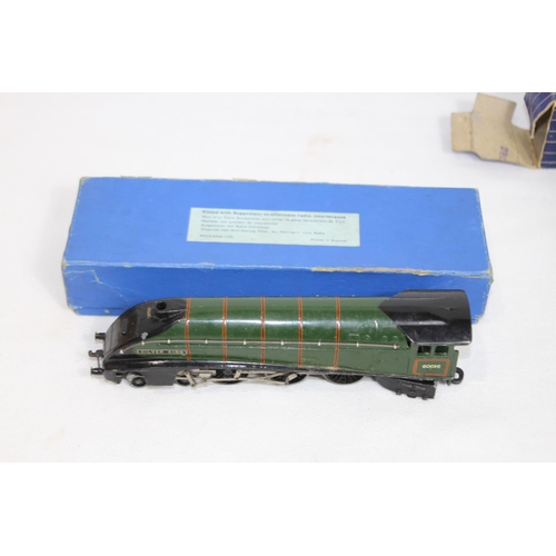 708 - HORNBY DUBLO EDL II LOCOMOTIVE SILVER KING AND 3 X D13 SUBURBAN COACHES