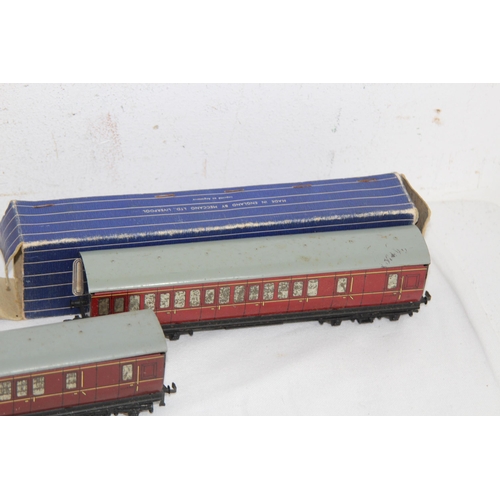 708 - HORNBY DUBLO EDL II LOCOMOTIVE SILVER KING AND 3 X D13 SUBURBAN COACHES