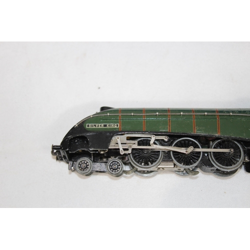 708 - HORNBY DUBLO EDL II LOCOMOTIVE SILVER KING AND 3 X D13 SUBURBAN COACHES