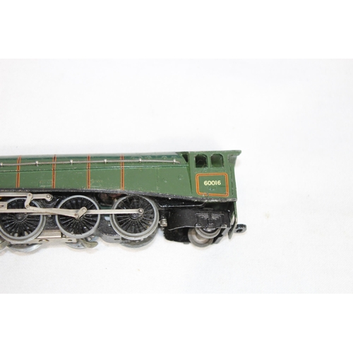 708 - HORNBY DUBLO EDL II LOCOMOTIVE SILVER KING AND 3 X D13 SUBURBAN COACHES