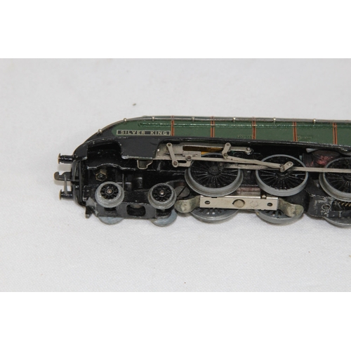 708 - HORNBY DUBLO EDL II LOCOMOTIVE SILVER KING AND 3 X D13 SUBURBAN COACHES