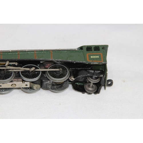 708 - HORNBY DUBLO EDL II LOCOMOTIVE SILVER KING AND 3 X D13 SUBURBAN COACHES