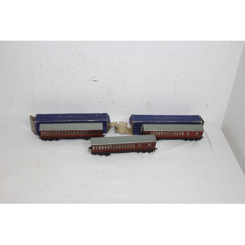 708 - HORNBY DUBLO EDL II LOCOMOTIVE SILVER KING AND 3 X D13 SUBURBAN COACHES