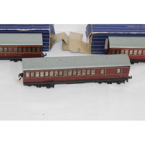 708 - HORNBY DUBLO EDL II LOCOMOTIVE SILVER KING AND 3 X D13 SUBURBAN COACHES