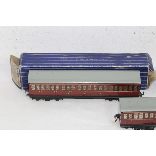 708 - HORNBY DUBLO EDL II LOCOMOTIVE SILVER KING AND 3 X D13 SUBURBAN COACHES