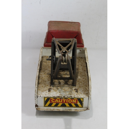 714 - LOUIS MARX AND CO BREAKDOWN TRUCK TOY
50 X 19CM