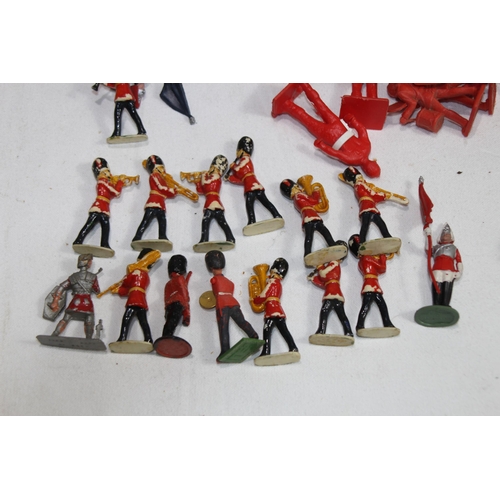 717 - QUANTITY OF ASSORTED SOLDIERS AND FORT
49 X 37CM