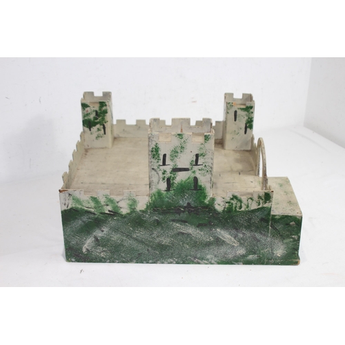 717 - QUANTITY OF ASSORTED SOLDIERS AND FORT
49 X 37CM