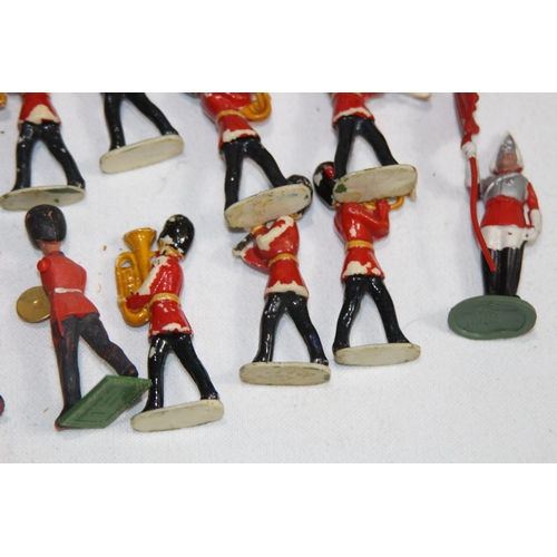 717 - QUANTITY OF ASSORTED SOLDIERS AND FORT
49 X 37CM