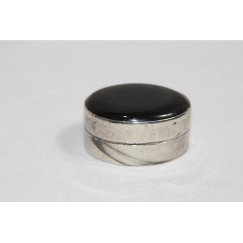 1087 - SILVER SMALL SNUFF OR PINCH POT WITH BLACK STONE TOP - MARK TO BASE
4.5 X 2CM