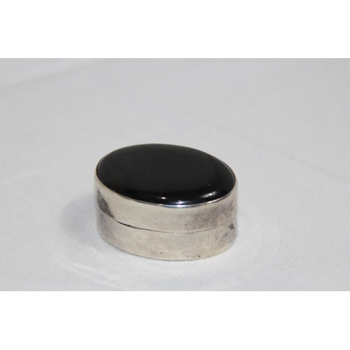 1087 - SILVER SMALL SNUFF OR PINCH POT WITH BLACK STONE TOP - MARK TO BASE
4.5 X 2CM