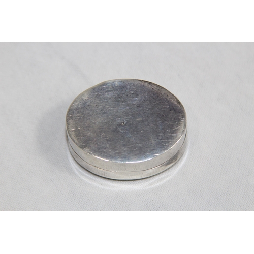 1087 - SILVER SMALL SNUFF OR PINCH POT WITH BLACK STONE TOP - MARK TO BASE
4.5 X 2CM