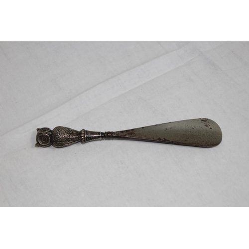 1088 - NOVELTY EDWARDIAN OWL FORM SILVER HANDLED SHOE HORN - CRISFORD AND NORRIS - BIRMINGHAM 1906