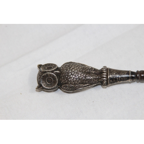 1088 - NOVELTY EDWARDIAN OWL FORM SILVER HANDLED SHOE HORN - CRISFORD AND NORRIS - BIRMINGHAM 1906