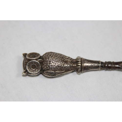 1088 - NOVELTY EDWARDIAN OWL FORM SILVER HANDLED SHOE HORN - CRISFORD AND NORRIS - BIRMINGHAM 1906