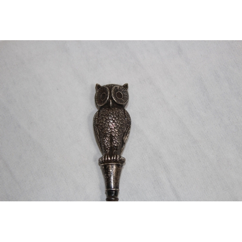 1088 - NOVELTY EDWARDIAN OWL FORM SILVER HANDLED SHOE HORN - CRISFORD AND NORRIS - BIRMINGHAM 1906