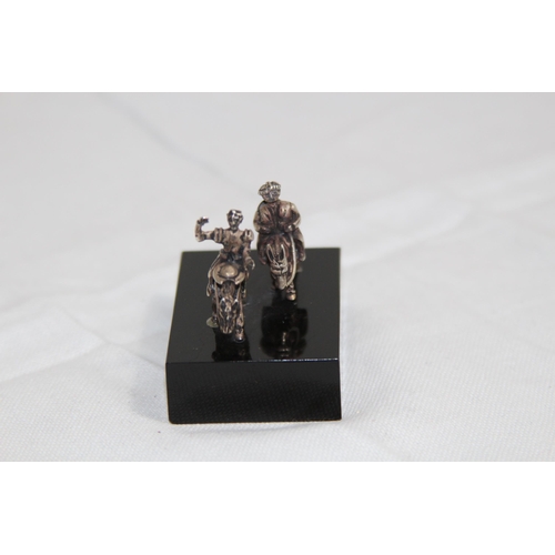 1092 - SOUTH AMERICAN SILVER SMALL SCULPTURE OF TWO PEOPLE RIDING ON DONKEY'S
5 X 5CM