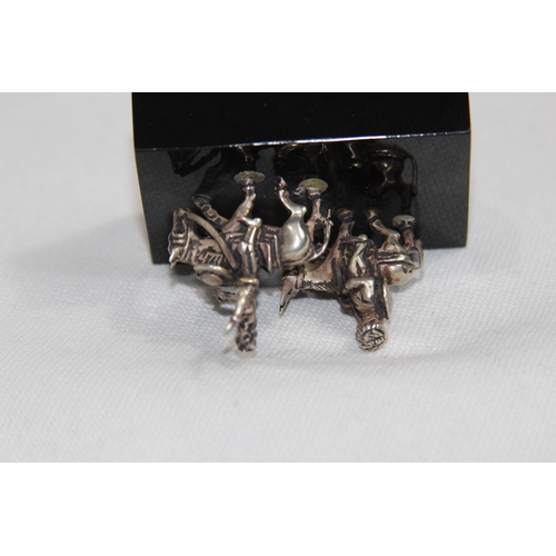 1092 - SOUTH AMERICAN SILVER SMALL SCULPTURE OF TWO PEOPLE RIDING ON DONKEY'S
5 X 5CM