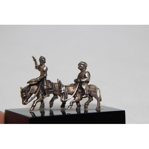 1092 - SOUTH AMERICAN SILVER SMALL SCULPTURE OF TWO PEOPLE RIDING ON DONKEY'S
5 X 5CM